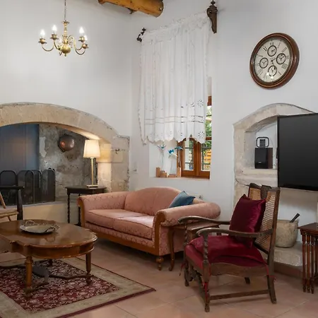 The Olive Mill House - Luxe Villa, Classic Charm Villa *