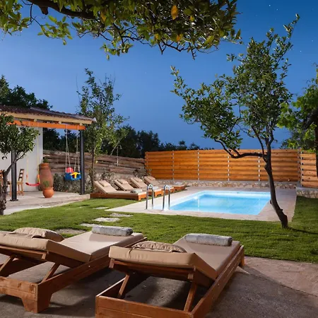 The Olive Mill House - Luxe Villa, Classic Charm Villa *